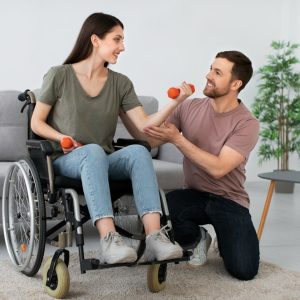 Apoyo profesional a una persona mayor durante ejercicios de movilidad